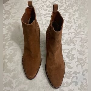 -- WHITE HOUSE BLACK MARKET Heidi Gore Ankle Boot size 9